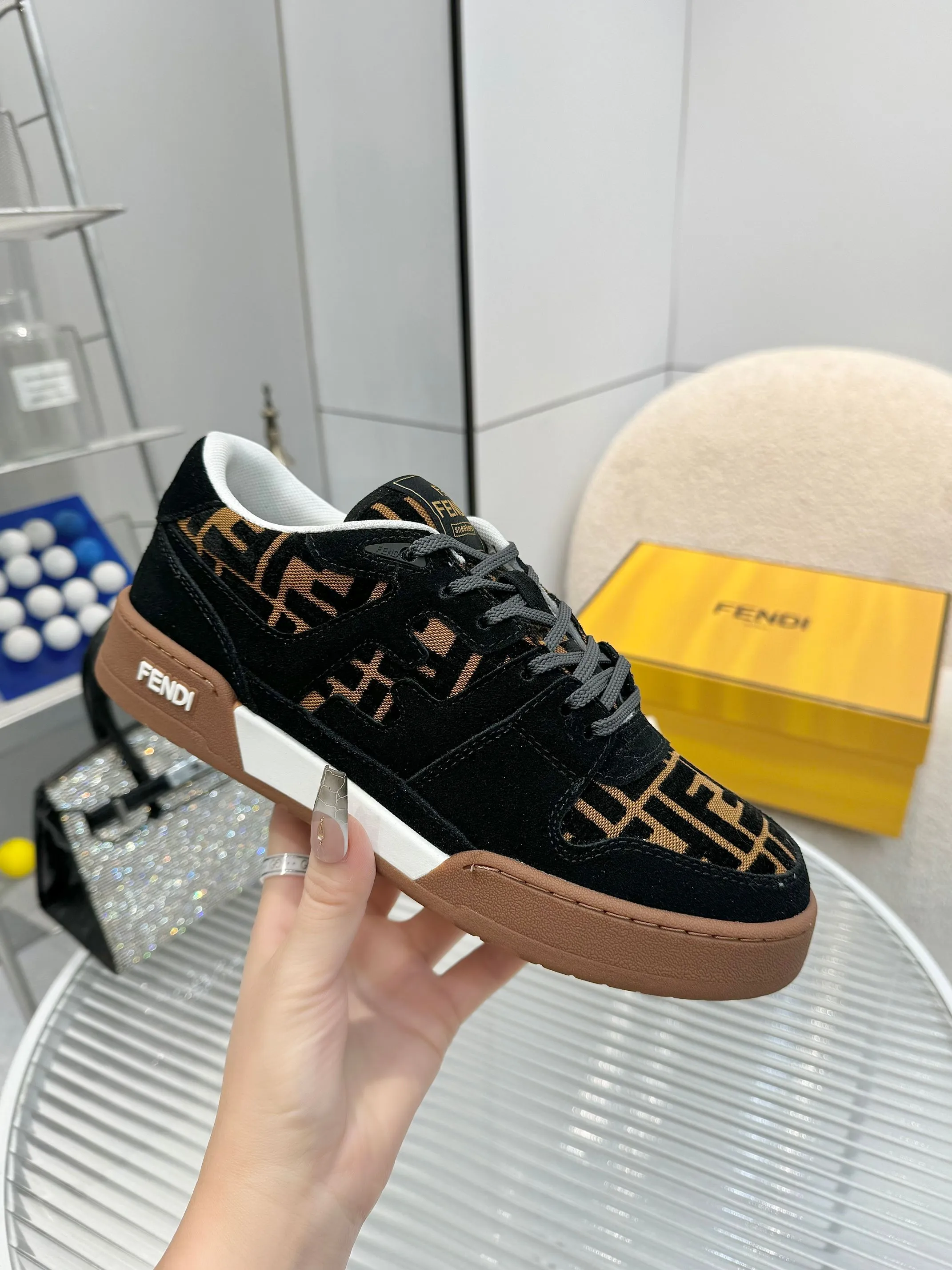 p620🐮🐮New❤Top super A version💯 Fendi Fendi 2025 New Year's King Explosive Style🔥 Many💑stars have the same style FD match. Original purchase for RMB14440. One to one replica. Designer Kim Jones's first sneaker fendi match and Donkey brand Trainer basketball sneakers, fresh blood injection and FF retro design It combines fashion and super comfort. [Wise] Whoever doesn’t grab it will regret it [There are many shoe uppers on the market with different color matching and cut corners in workmanship. The color matching and craftsmanship of my shoe upper are absolutely the same as the genuine products at the counter. Welcome to compare. Feet: Mesh injection molding pads 🎯 Soles: Please look for the original molded multi-color TPU outsole (❌ non-rubber sole) 🎯 Size: Female 35-41 Male 38-45 🎯 Packaging: Original 1:1 matching high-end packaging 🎁
